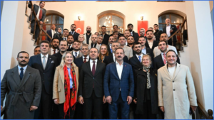 anahtar parti genel baskani agiralioglundan bahceliye bir kurucu onder var o da mustafa kemal ataturk DIuz5sin.png