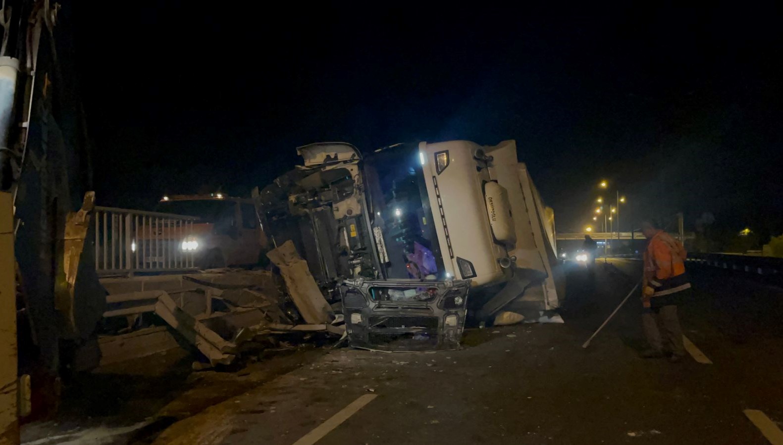 eskisehir ankara yolunda tir devrildi ulasimda aksama yasandi k7dHSBAn.jpg