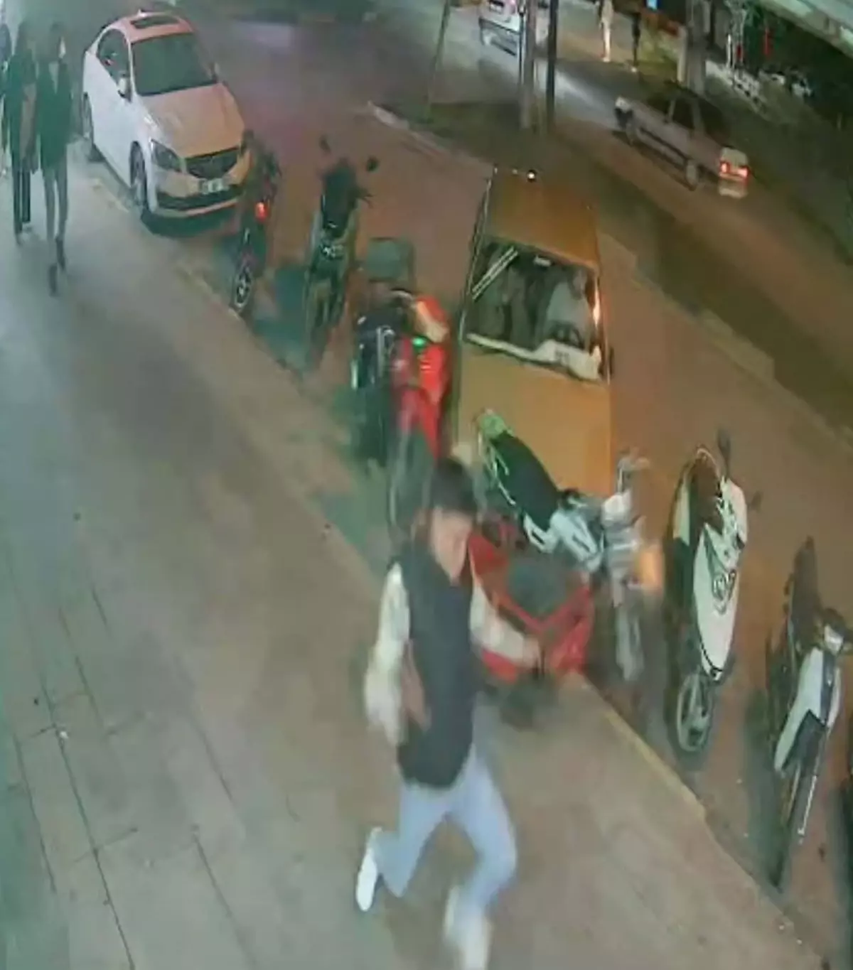 manisada otomobil motosikletlere carpip kacmaya calisti A6ZEBNiL.jpg