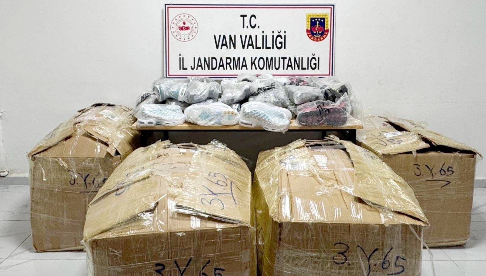 piyasa degeri 1 milyon 235 bin liravanda gumruk kacagi operasyonu r7kQg4Rp.jpg